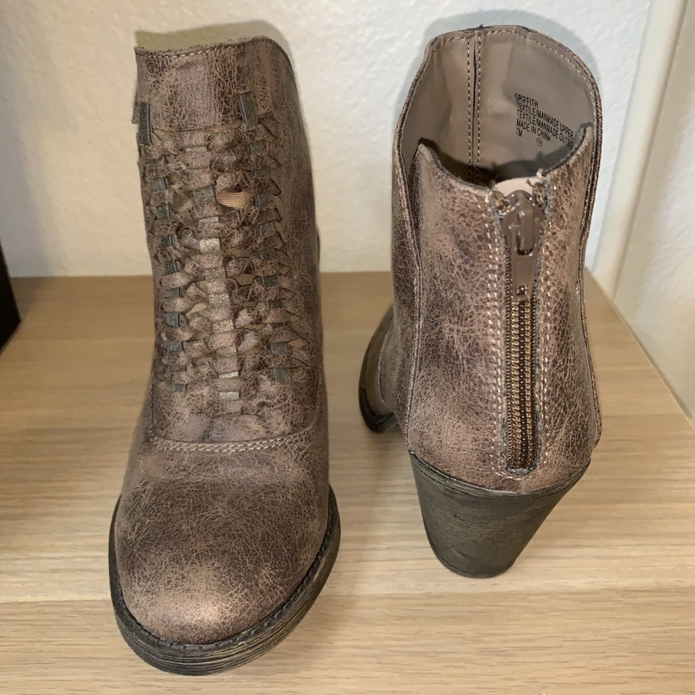 Altered state brown distressed booties 🌻